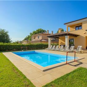 4 bedroom villa bedroom with pool, Svetvinčenat, Istria, sleeps 8
